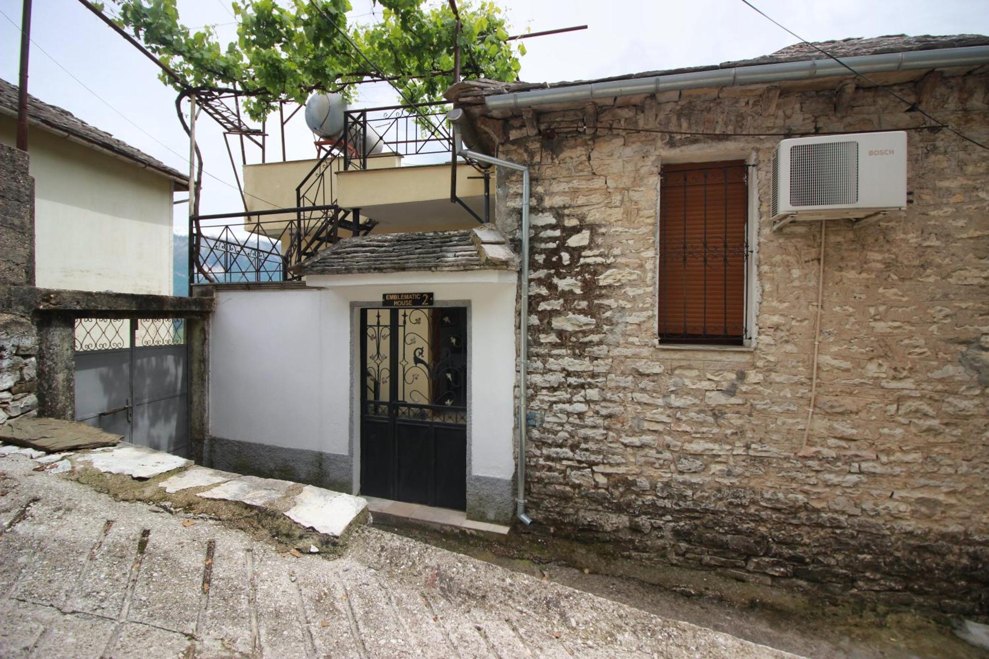 Emblematic House Apartment 2 Gjirokastra Kültér fotó